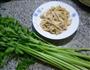 芹菜炒水笋的做法图解1