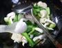 青菜炒秀珍菇的做法图解5