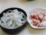 猪肉炖粉条的做法图解1