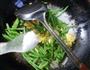 鸡蛋炒油豆角的做法图解9
