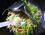 芹菜炒黄豆芽的做法图解5