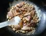 花生米炒腊鸡腿的做法图解8