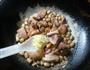 花生米炒腊鸡腿的做法图解9