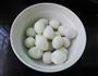 鹌鹑蛋豆腐丸子的做法图解1