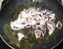 酸菜炒鱿鱼的做法图解9