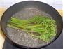 凉拌野生蕨菜的做法图解2