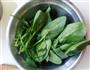 菠菜拌花生的做法图解1