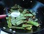 酸菜炒扁豆的做法图解7