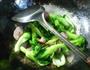 腊肠炒菜心的做法图解4