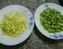 韭菜芽炒蚕豆的做法图解1
