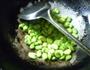韭菜芽炒蚕豆的做法图解2