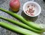 苹果拌西芹的做法图解1