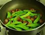 芝香荷兰豆炒腊肠的做法图解5