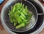 核桃仁拌香芹的做法图解6