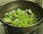 西芹百合炒腰果的做法图解6