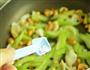 西芹百合炒腰果的做法图解8