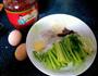 芹菜炒蛋的做法图解1