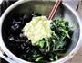 木耳拌菠菜的做法图解7