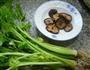 香菇炒芹菜的做法图解1