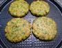 芹叶火腿肠玉米饼的做法图解9