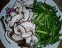 香菇木耳炒蒜薹的做法图解1