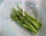 腐竹炒芦笋尖的做法图解2