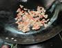 蒜叶花生米炒肉丁的做法图解3