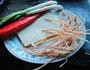辣椒豆腐鱿鱼丝的做法图解1