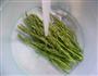 芦笋尖炒培根的做法图解2