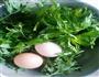 艾叶煎鸡蛋的做法图解1