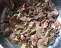 清炒红乳牛肝菌的做法步骤1