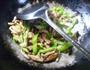 青椒香菇炒五花肉的做法图解10