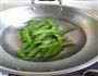 麻辣肠炒荷兰豆的做法图解2