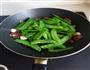 麻辣肠炒荷兰豆的做法图解5