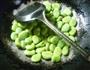 酸菜炒蚕豆的做法图解5