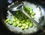 蚕豆酸菜粉丝汤的做法图解4