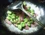 培根炒蚕豆的做法图解12