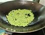 小炒青豆腊肉加蛋皮的做法图解2