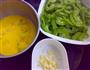 苦瓜炒鸡蛋的做法图解1