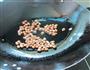花生米炒火腿肠的做法图解3