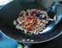 花生米炒火腿肠的做法图解5
