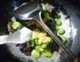 蚕豆黑木耳炒鸡蛋的做法图解9