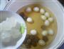 鹌鹑蛋桂圆汤的做法图解5
