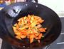胡萝卜尖椒炒杏鲍菇的做法图解3