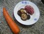 香菇里脊肉炒胡萝卜的做法图解1