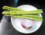 洋葱炒芦笋的做法图解1