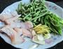 鲜豆角煮鱼的做法图解2
