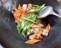 胡萝卜青椒炒五花肉的做法图解12