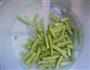 甘笋炒梅豆的做法图解2