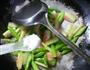 芦笋炒西瓜皮的做法图解9